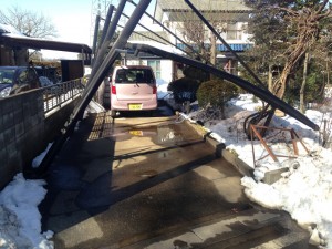 雪でつぶれたカーポート (Medium)